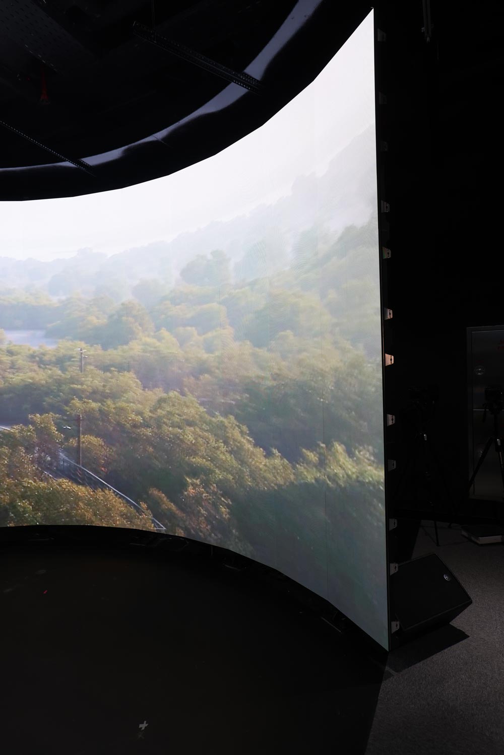 AVI-SPL--270-degree-LED-Wall-vertical